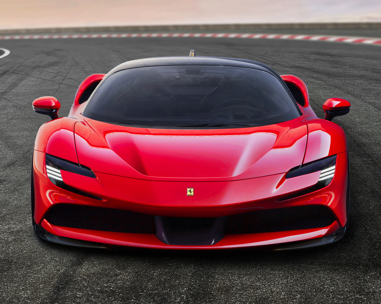 Красный спортивный автомобиль Ferrari SF90 Stradale, 2019 года