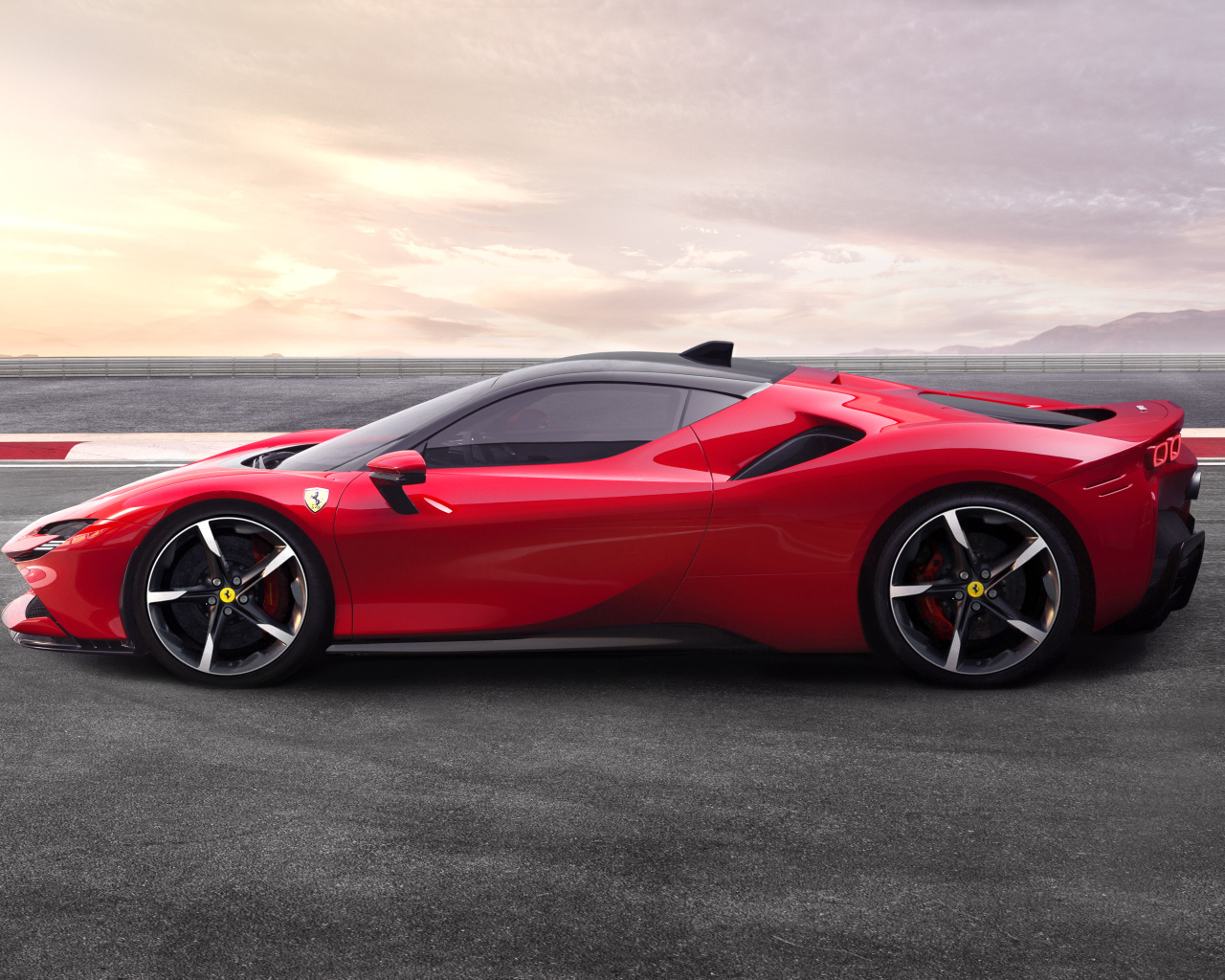 Красный спортивный автомобиль Ferrari SF90, 2019 года вид сбоку