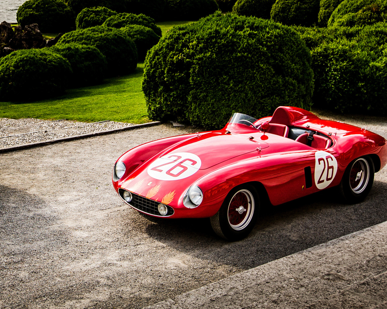 Красный спортивный ретро автомобиль Ferrari 500 Mondial Spyder