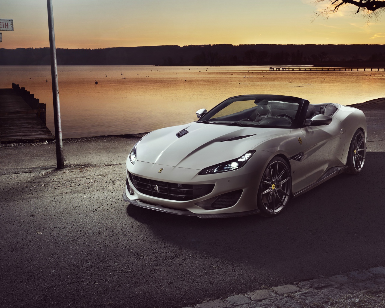 Серебристый кабриолет Ferrari Portofino 2019 года у воды