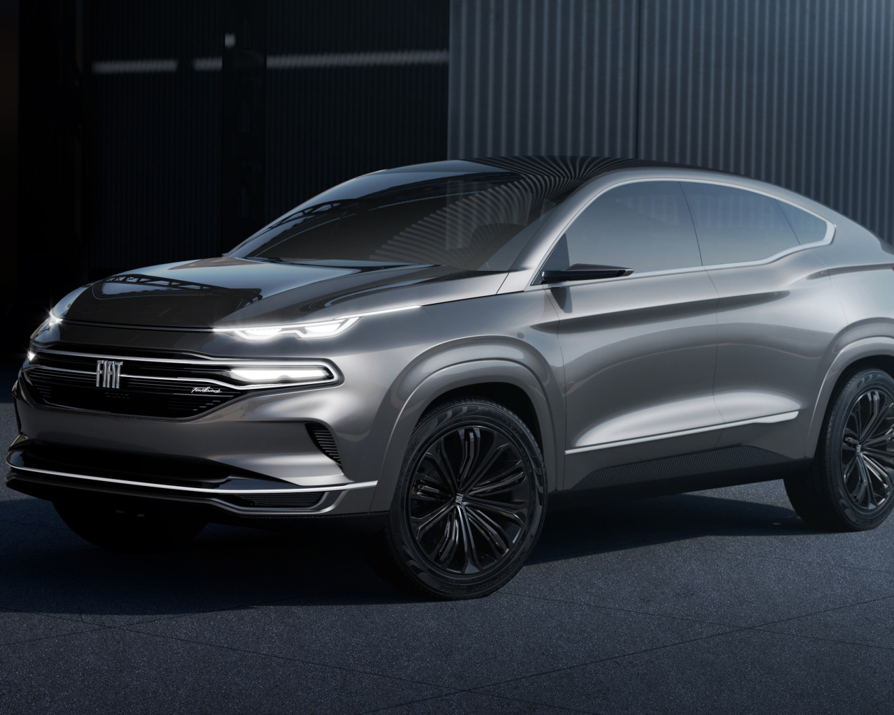 Серебристый внедорожник Fiat Fastback 2019 года у гаража 