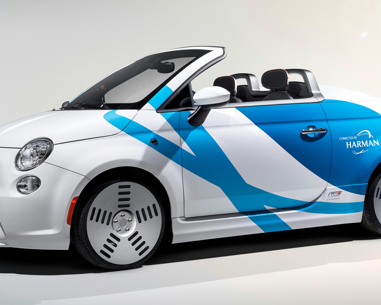 Минивен Fiat 500e,  2019 года на сером фоне