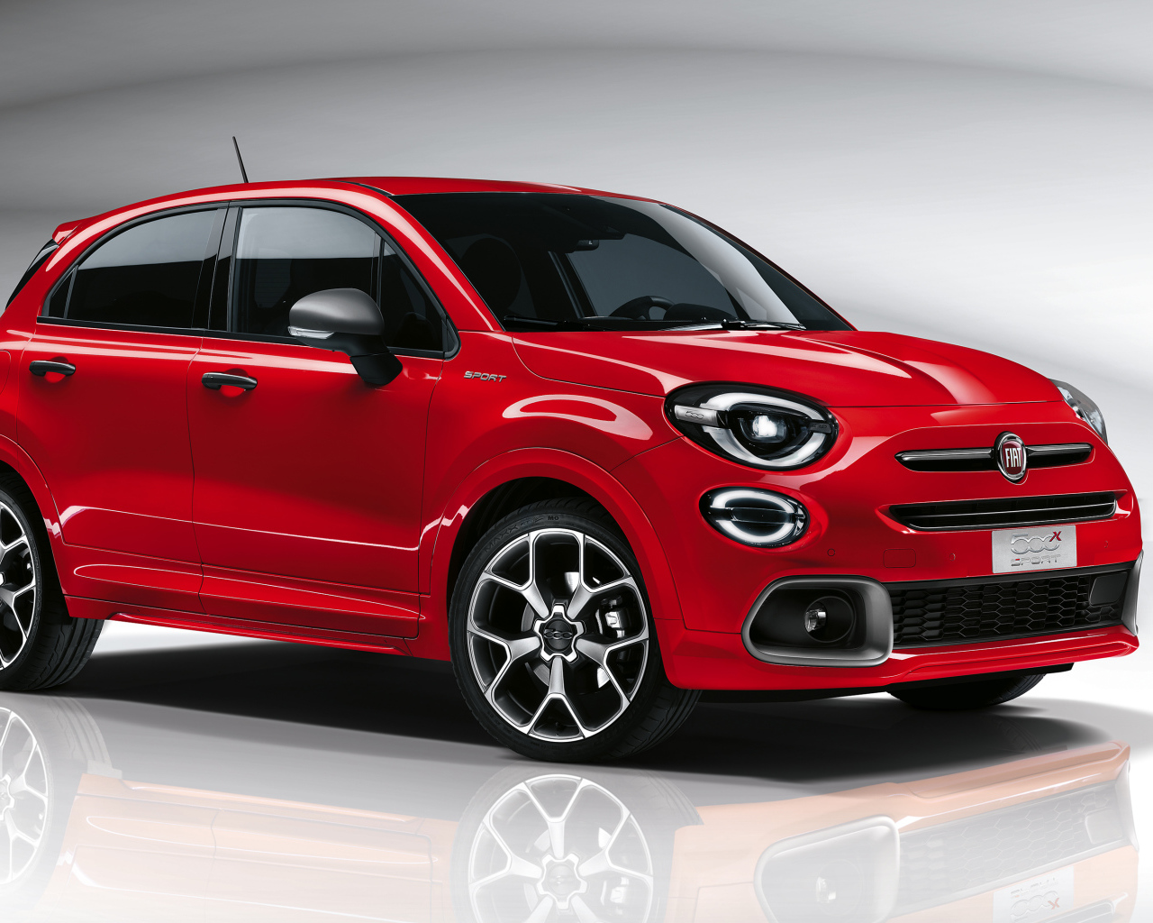 Красный Fiat 500X Sport 2019 года на сером фоне 