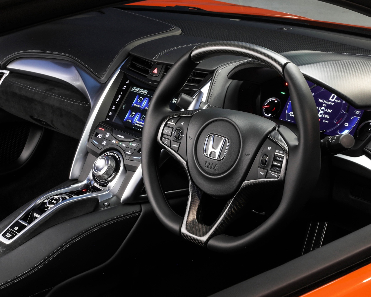 Черный кожаный салон автомобиля Honda NSX 2019 года