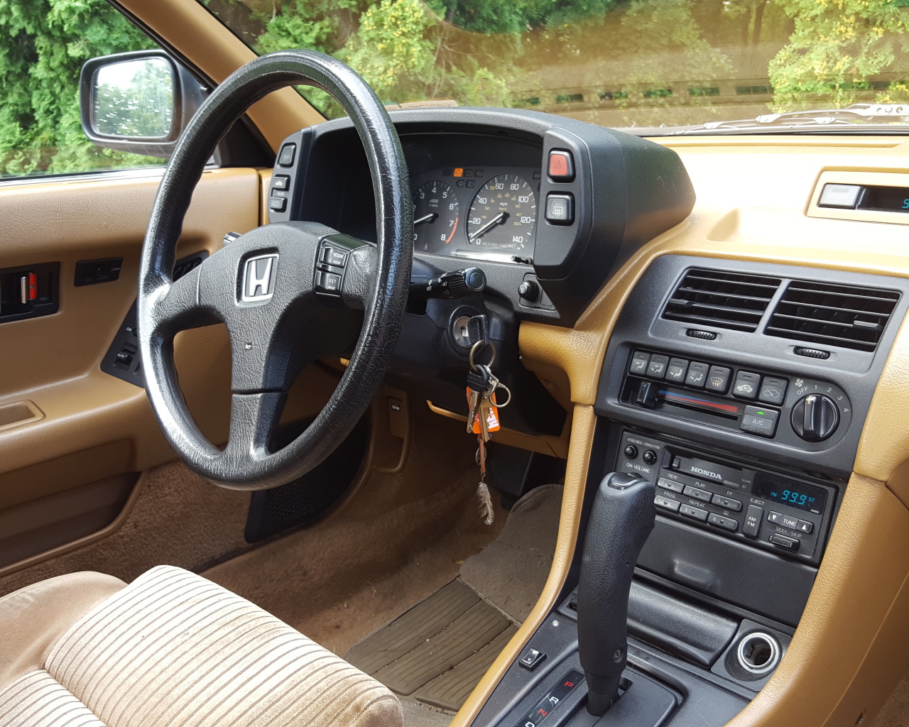 Коричневый салон автомобиля Honda Prelude 