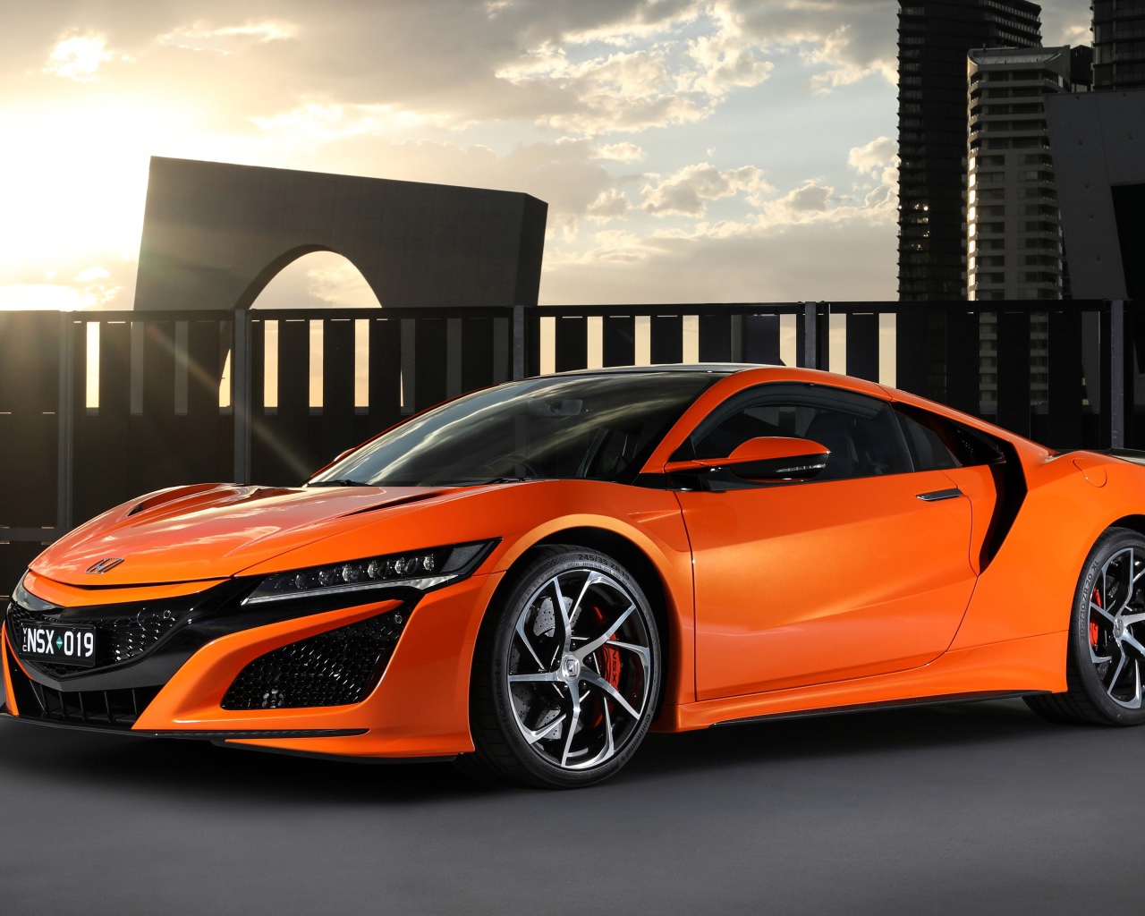 Оранжевый автомобиль Honda NSX 2019  года 