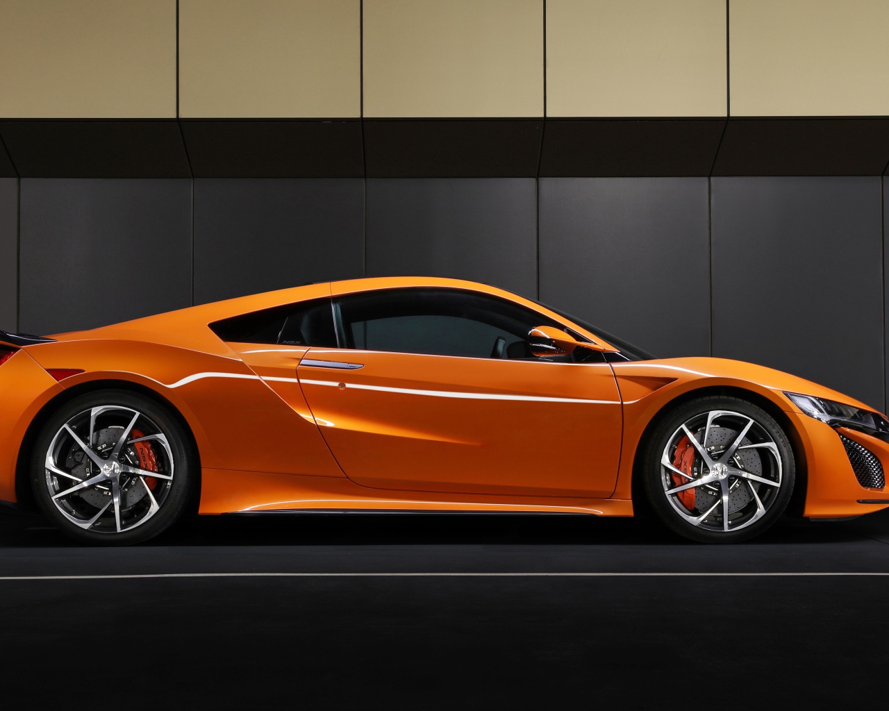 Стильный новый автомобиль Honda NSX 2019 года вид сбоку