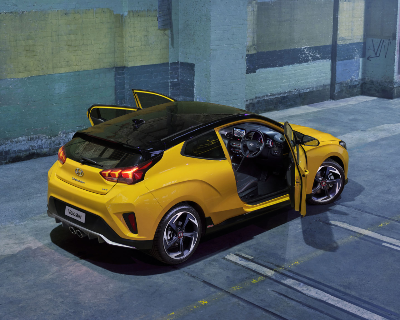 Желтый автомобиль Hyundai Veloster Turbo 2019 года с открытыми дверями