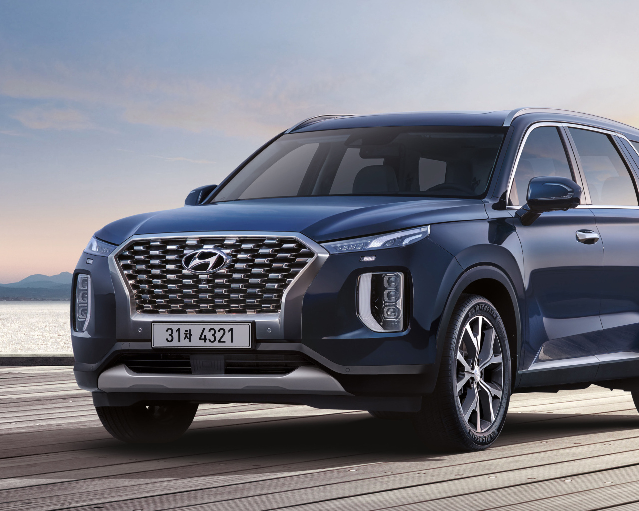 Синий автомобиль Hyundai Palisade 2020 года на мосту