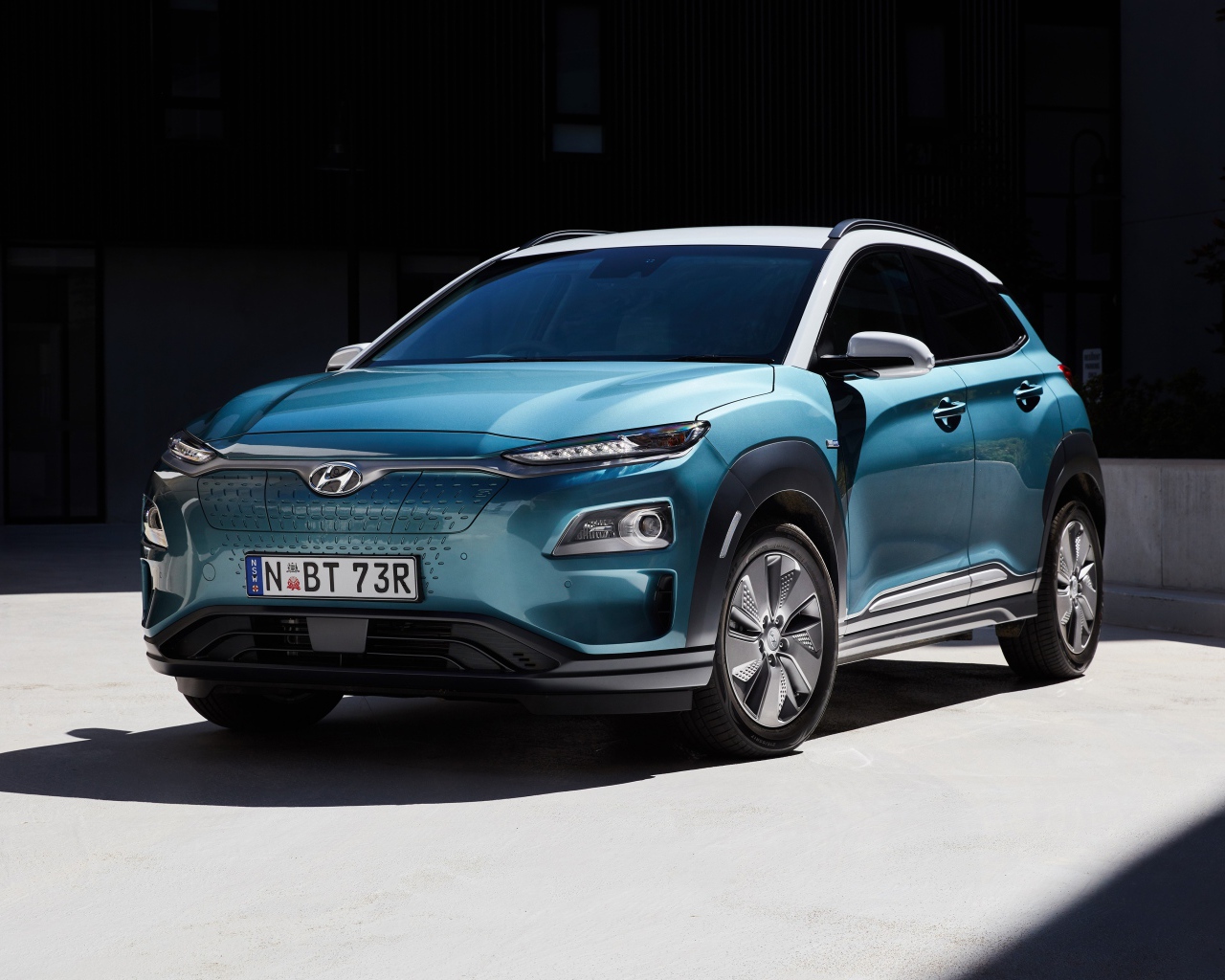Синий электромобиль Hyundai Kona 2019 года