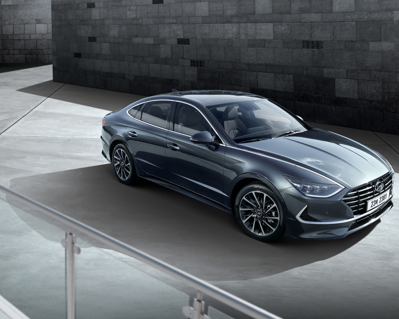 Автомобиль Hyundai Sonata 2019 года у стены