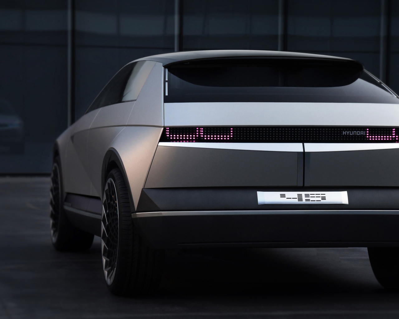 Автомобиль Hyundai 45 EV Concept 2019 года вид сзади