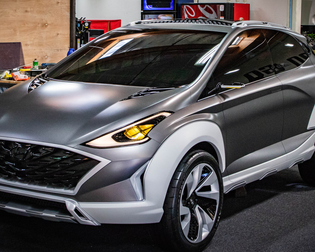 Серебристый мини автомобиль Hyundai SAGA EV