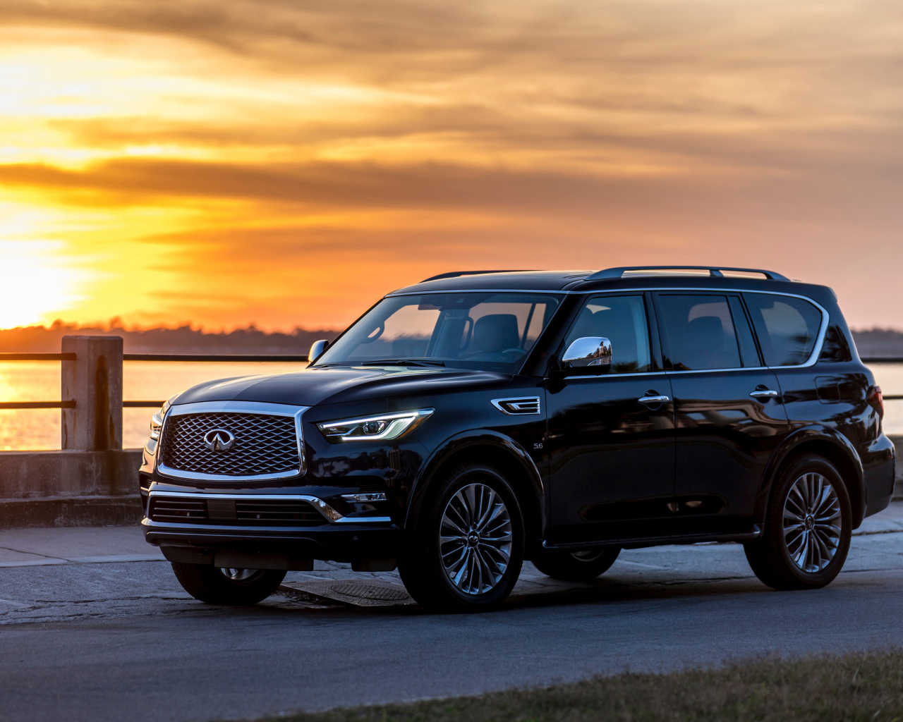 Черный внедорожник Infiniti QX80  на фоне заката 