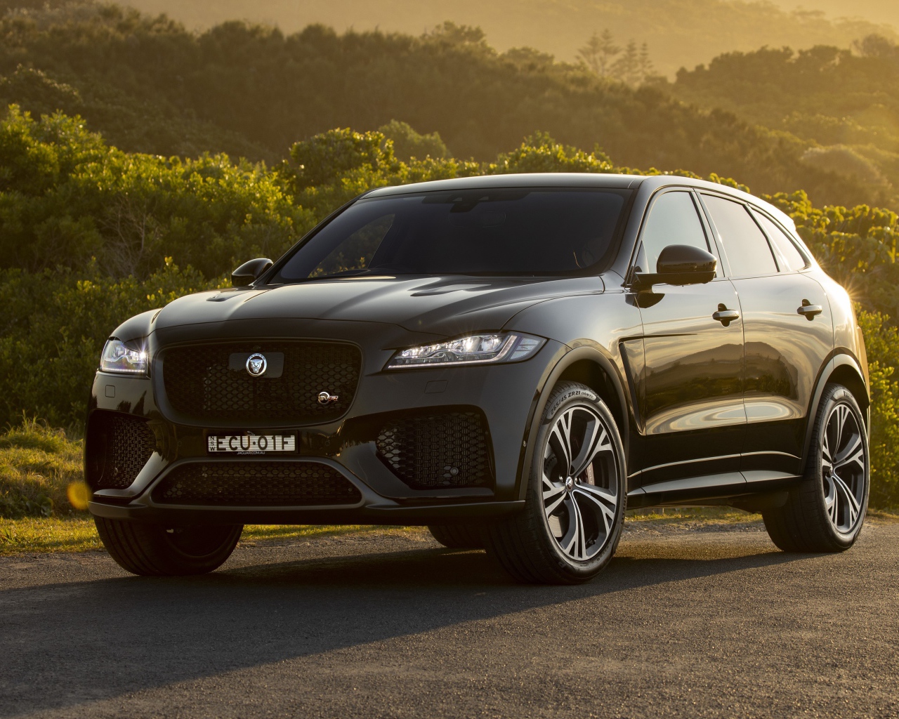 Черный автомобиль Jaguar F-Pace SVR 2019 года вид спереди 
