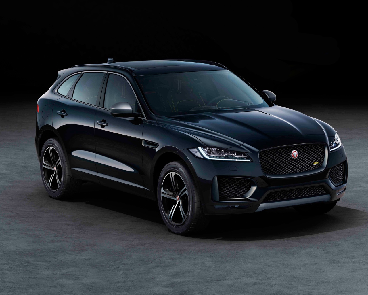 Черный стильный Jaguar F-Pace 300 Sport 2019 года