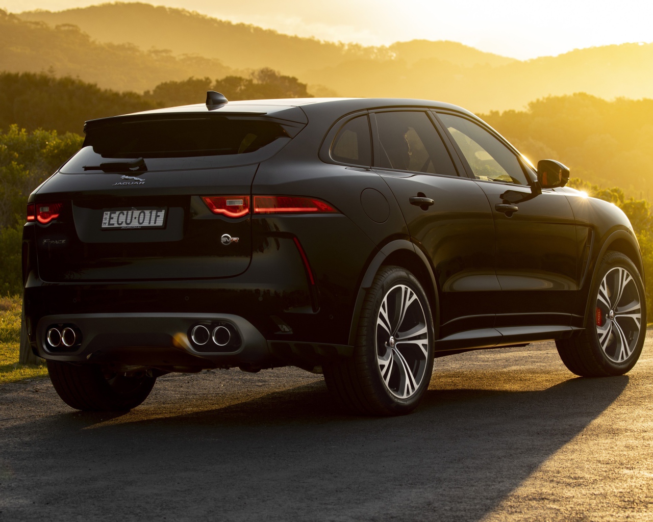 Черный стильный Jaguar F-Pace SVR 2019 года вид сзади