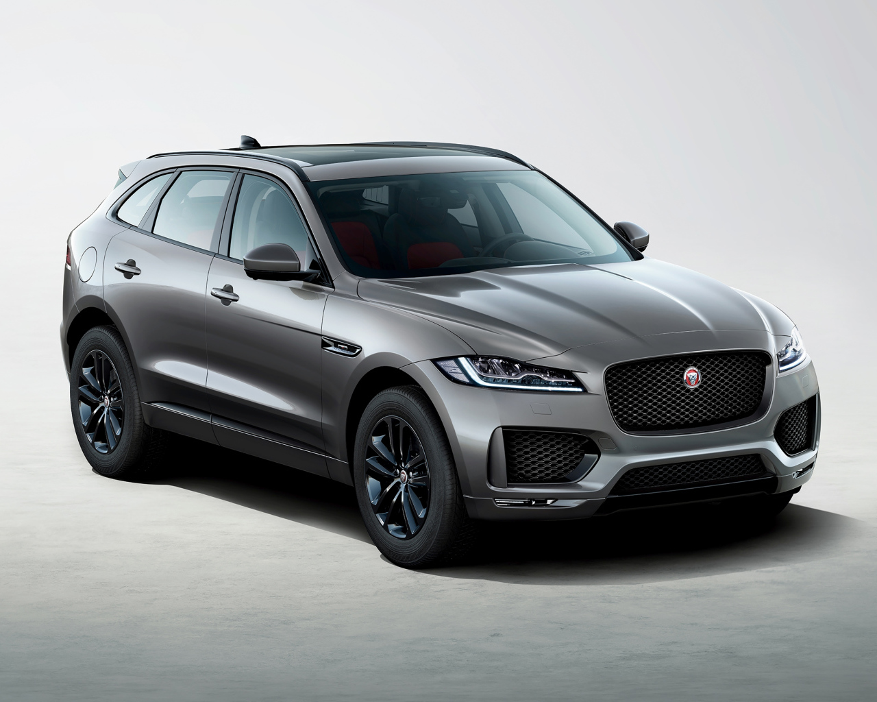 Серебристый автомобиль Jaguar F-Pace Chequered Flag 2019 года