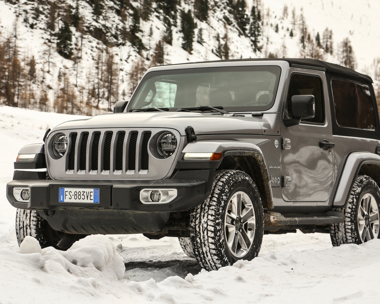 Черный Jeep Wrangler Sahara 2019 года на снегу