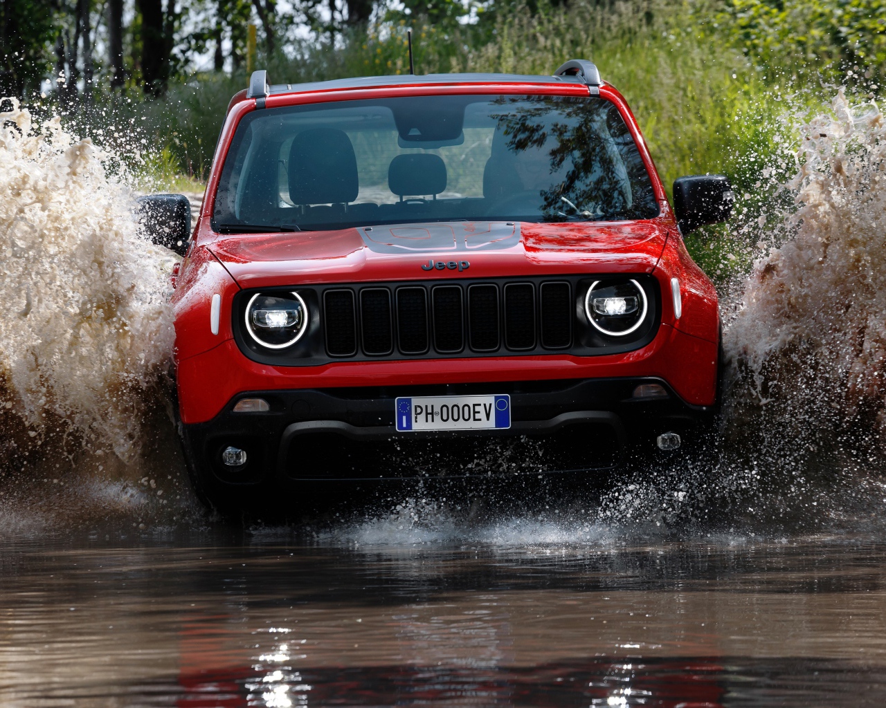 Внедорожник Jeep Renegade Trailhawk Plug-In Hybrid,  2019 года едет по воде
