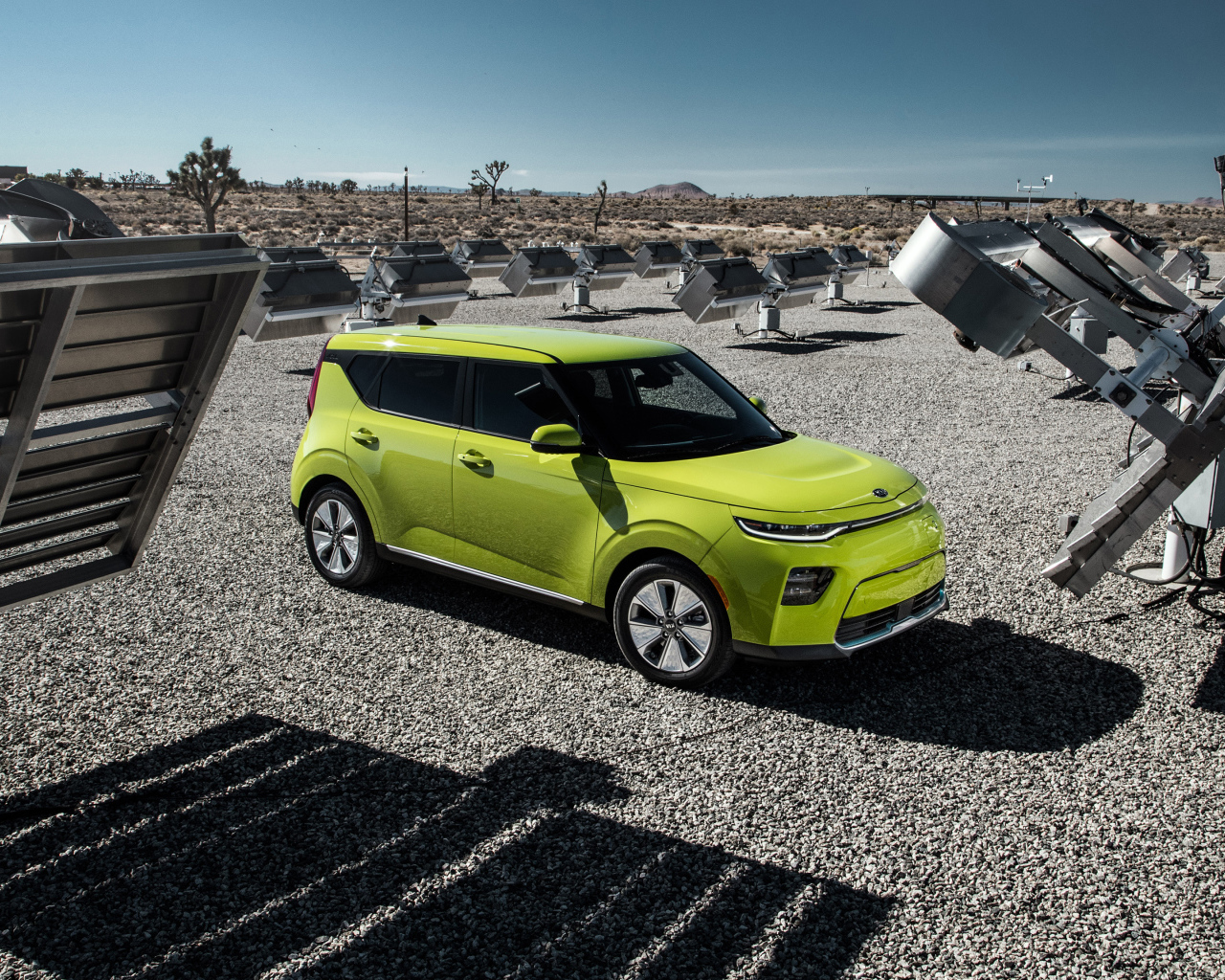 Салатовый автомобиль Kia Soul EV, 2020 года на асфальте