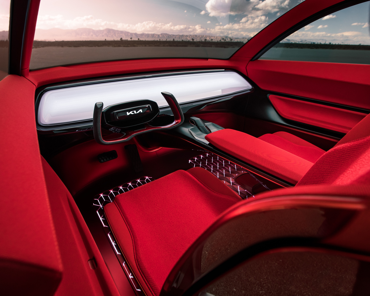 Красный салон автомобиля Kia Habaniro