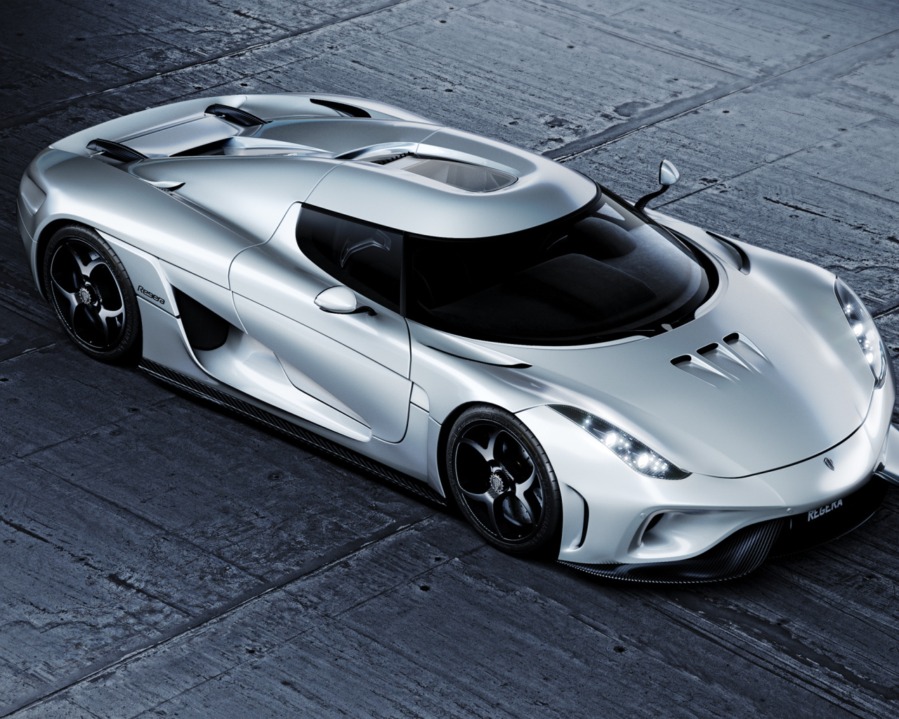 Серебристый автомобиль Koenigsegg Regera CGI 