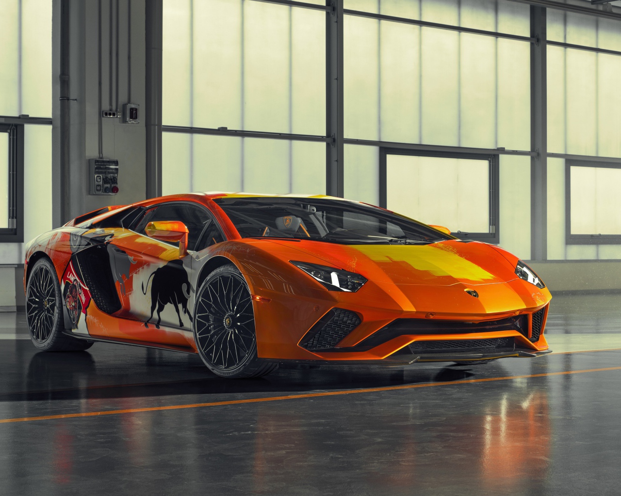 Автомобиль Lamborghini Aventador S, 2019 года в ангаре