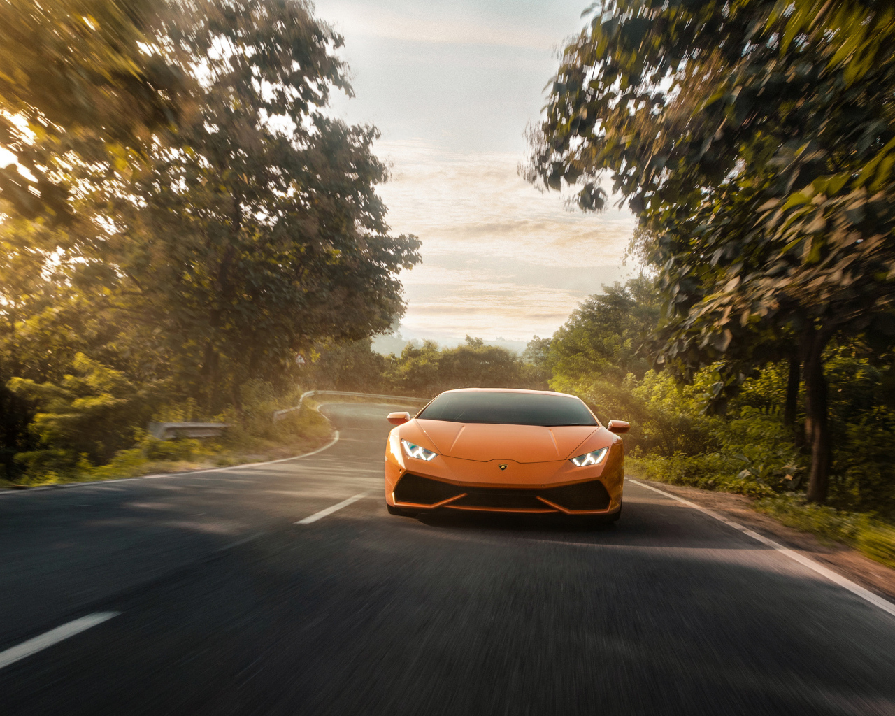 Спортивный автомобиль Lamborghini Huracan 2019 года на трассе