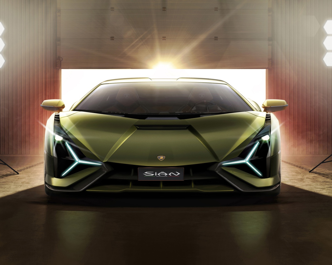 Автомобиль Lamborghini Sian 2019 года в свете софитов