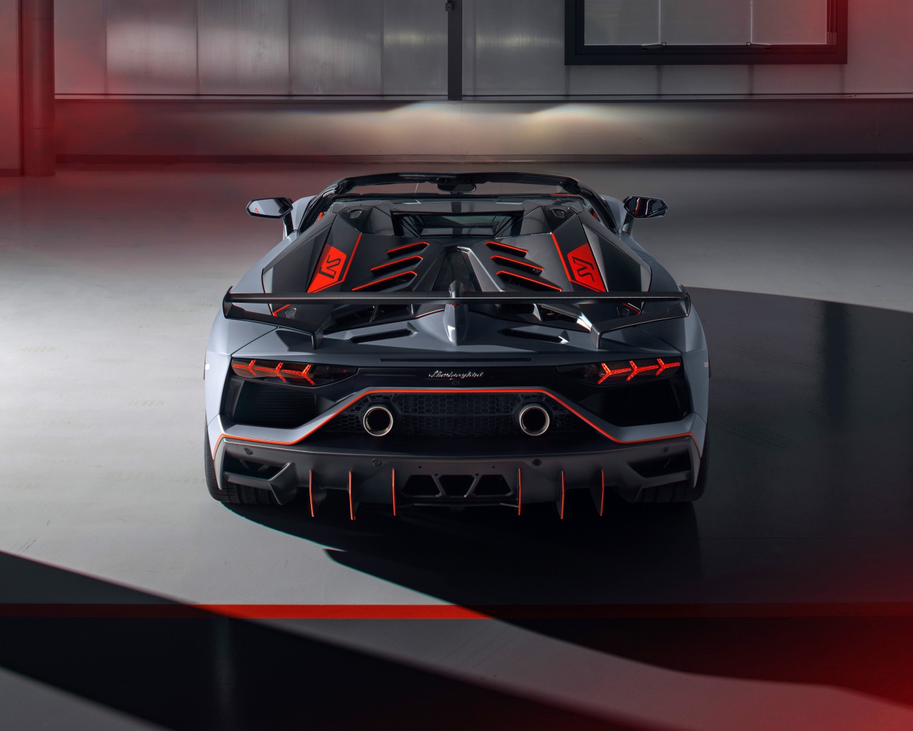 Спортивный автомобиль Lamborghini Aventador SVJ 63 Roadster 2020 года вид сзади