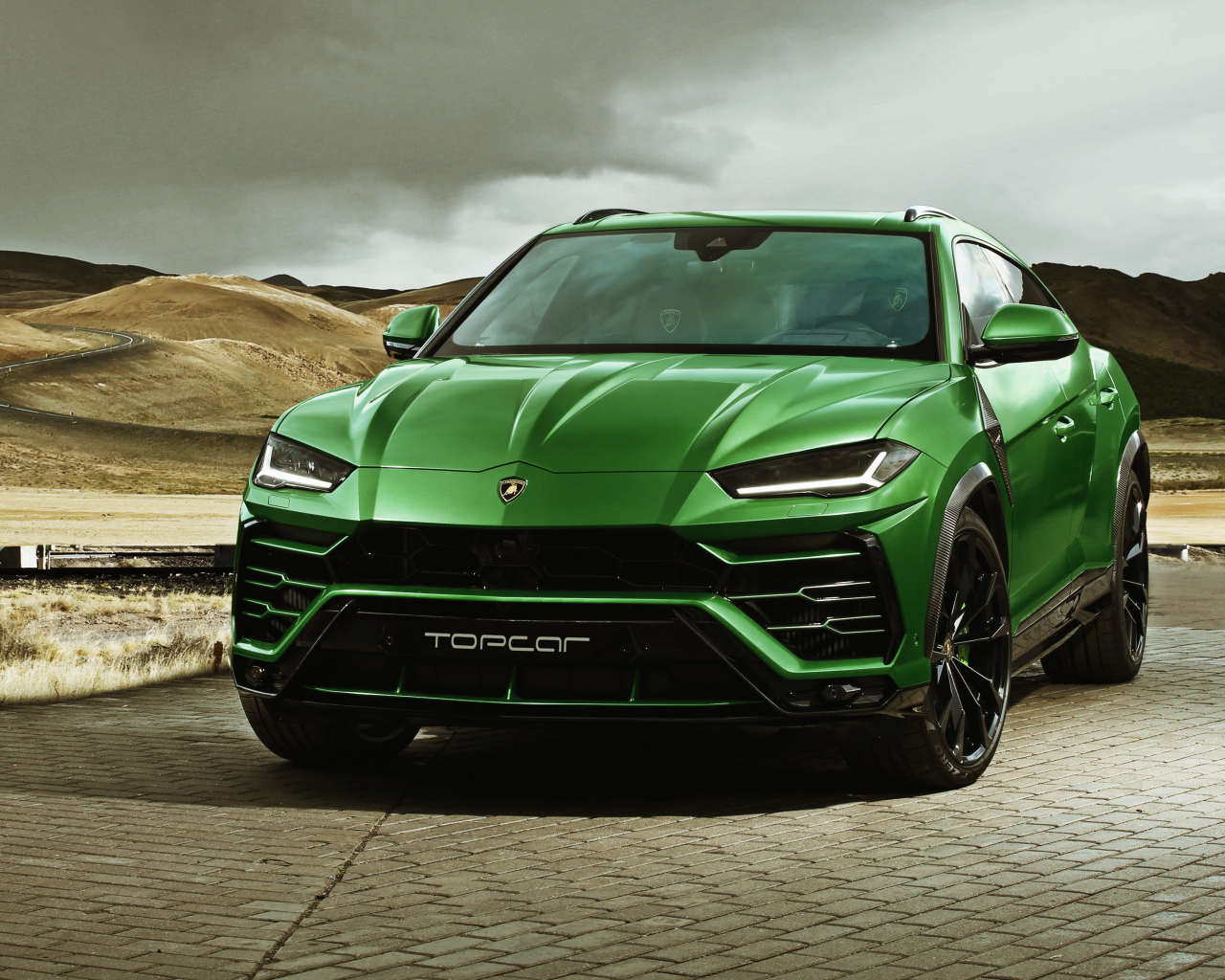 Зеленый внедорожник Lamborghini Urus, 2018 года