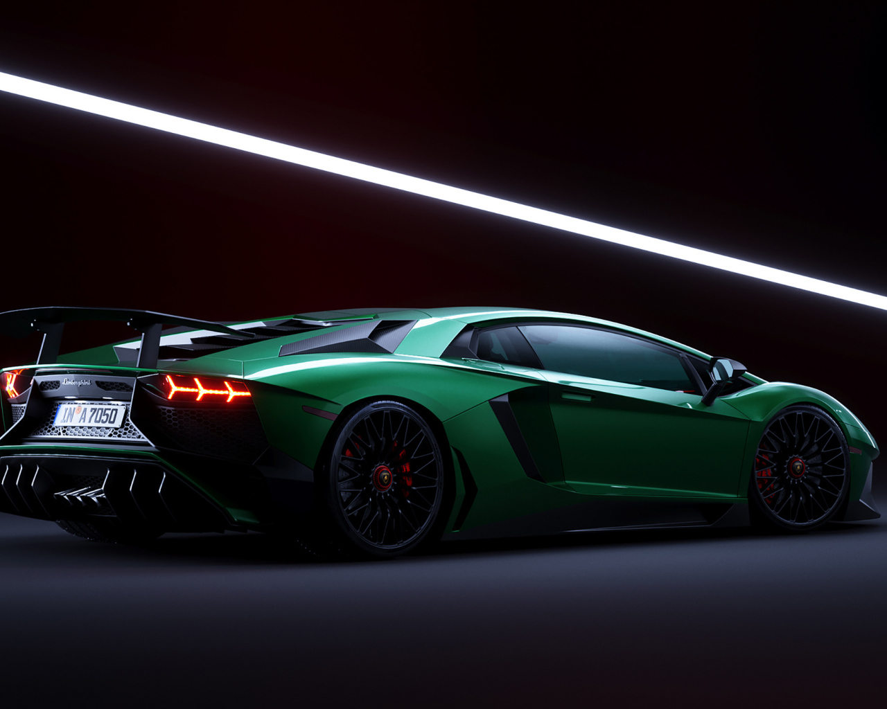 Зеленый спортивный автомобиль Lamborghini Aventador SV вид сзади