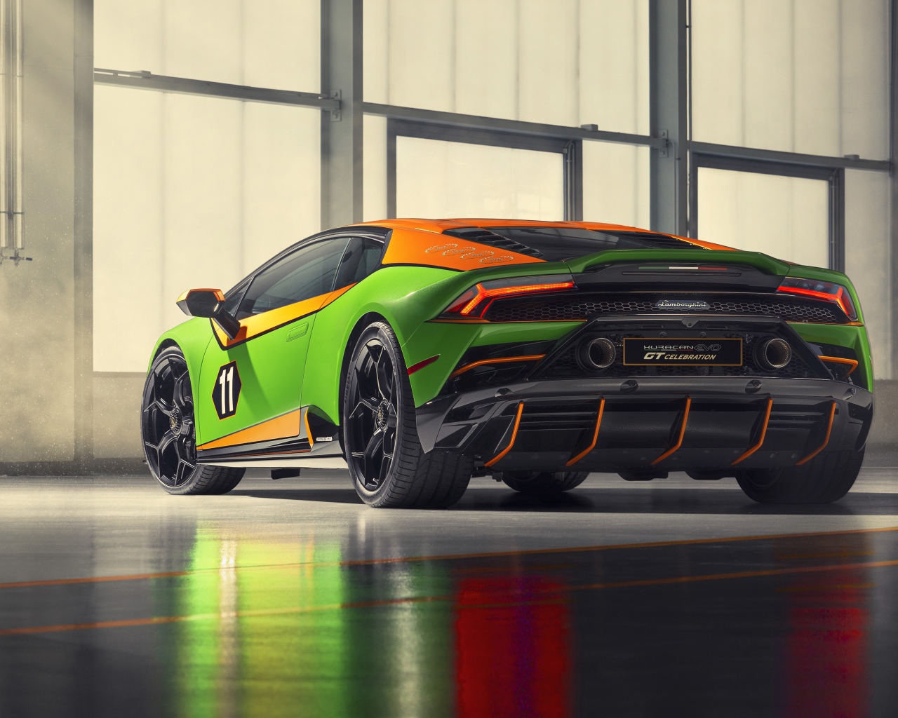Спортивный автомобиль Lamborghini Huracan EVO GT, 2020 года вид сзади