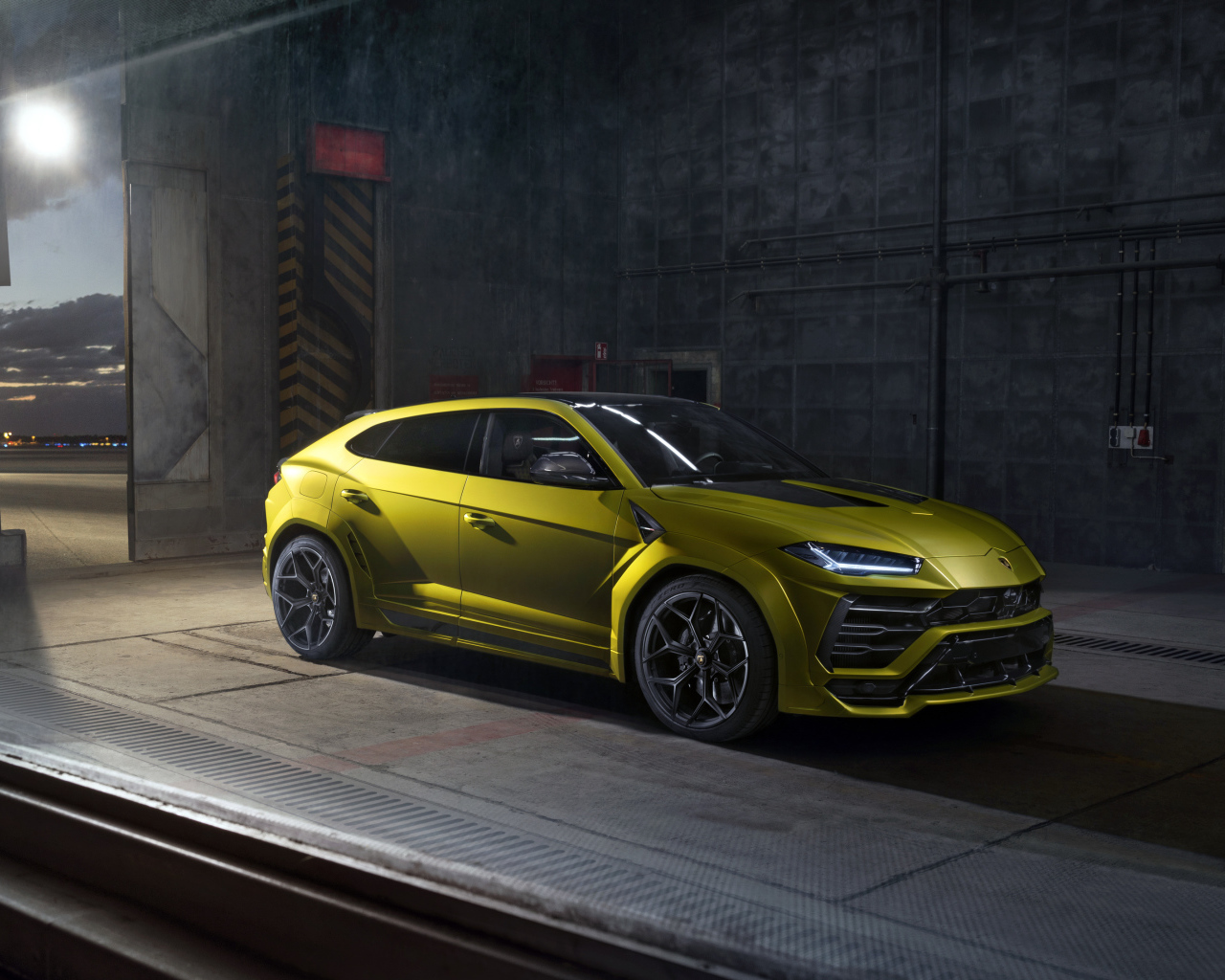Новый автомобиль Lamborghini Urus Esteso 2019 года в ангаре