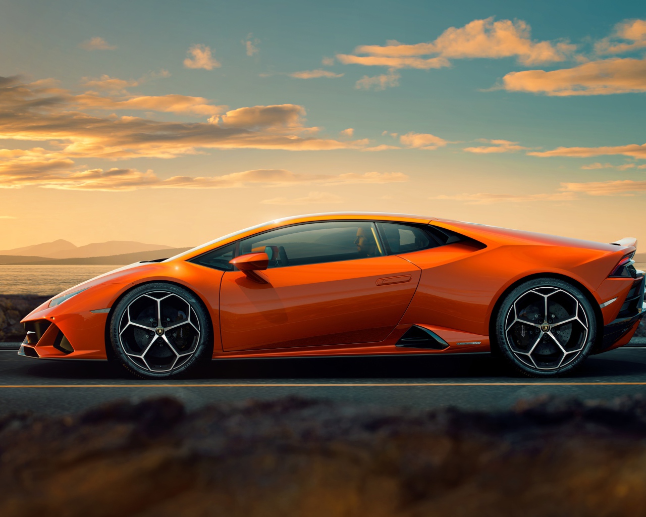 Оранжевый автомобиль Lamborghini Huracan EVO 2019 вид сбоку