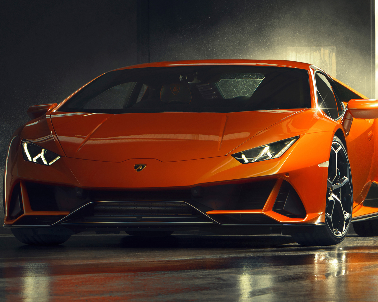 Оранжевый спортивный Lamborghini Huracan EVO, 2019 года в гараже