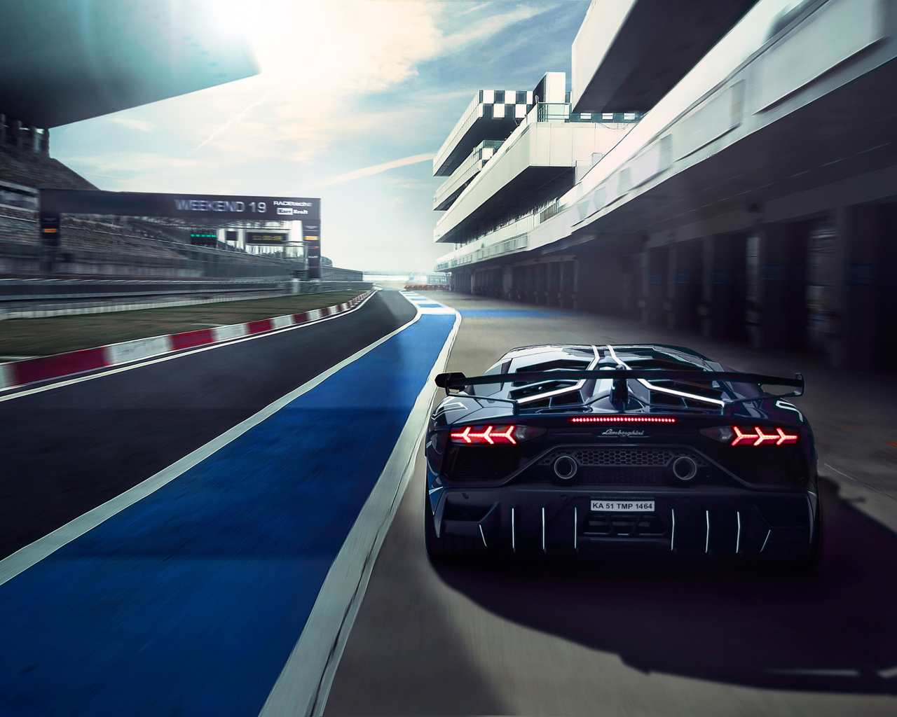 Гоночный автомобиль Lamborghini Aventador SVJ на трассе