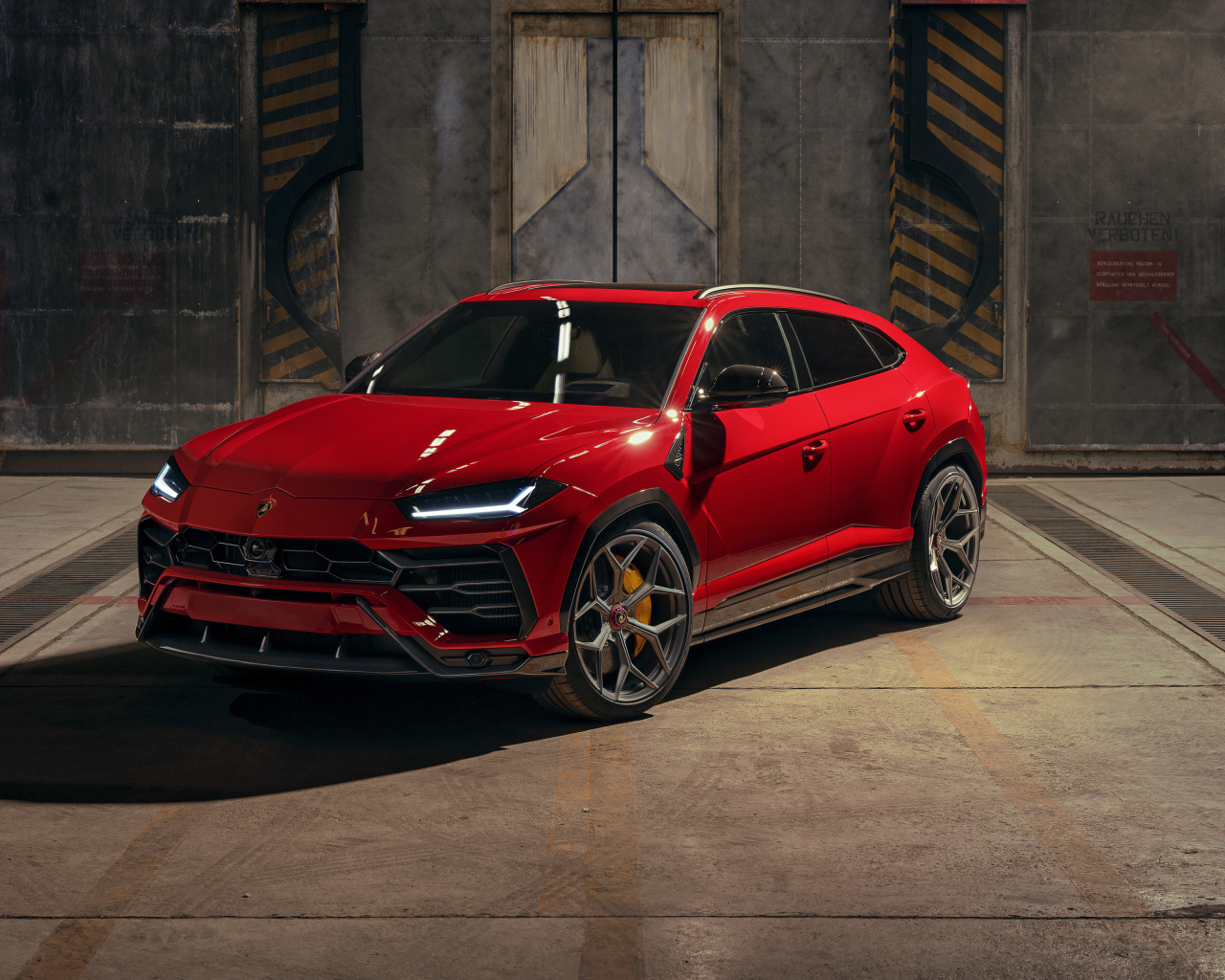 Красный Novitec Lamborghini Urus 2019 года в ангаре