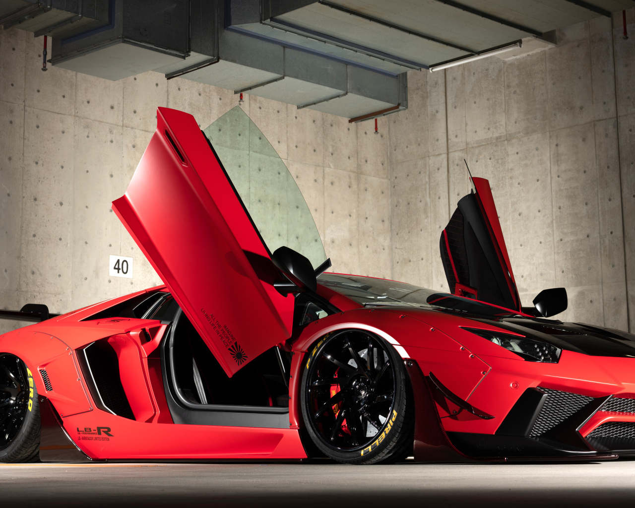 Красный спортивный автомобиль Lamborghini Aventador с открытыми дверями