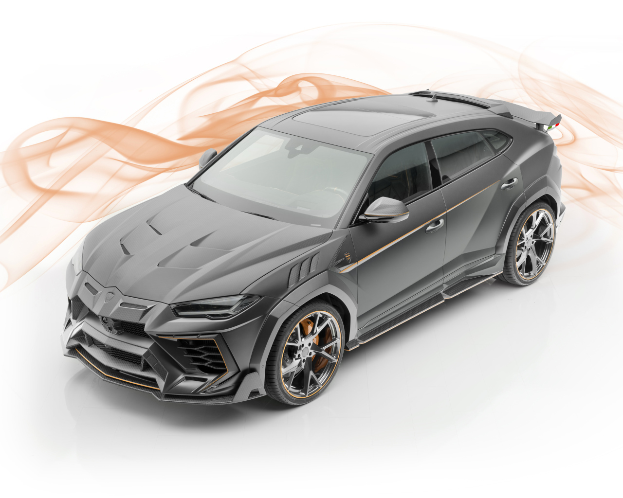 Серебристый автомобиль Lamborghini  Mansory Urus, 2019 года на белом фоне