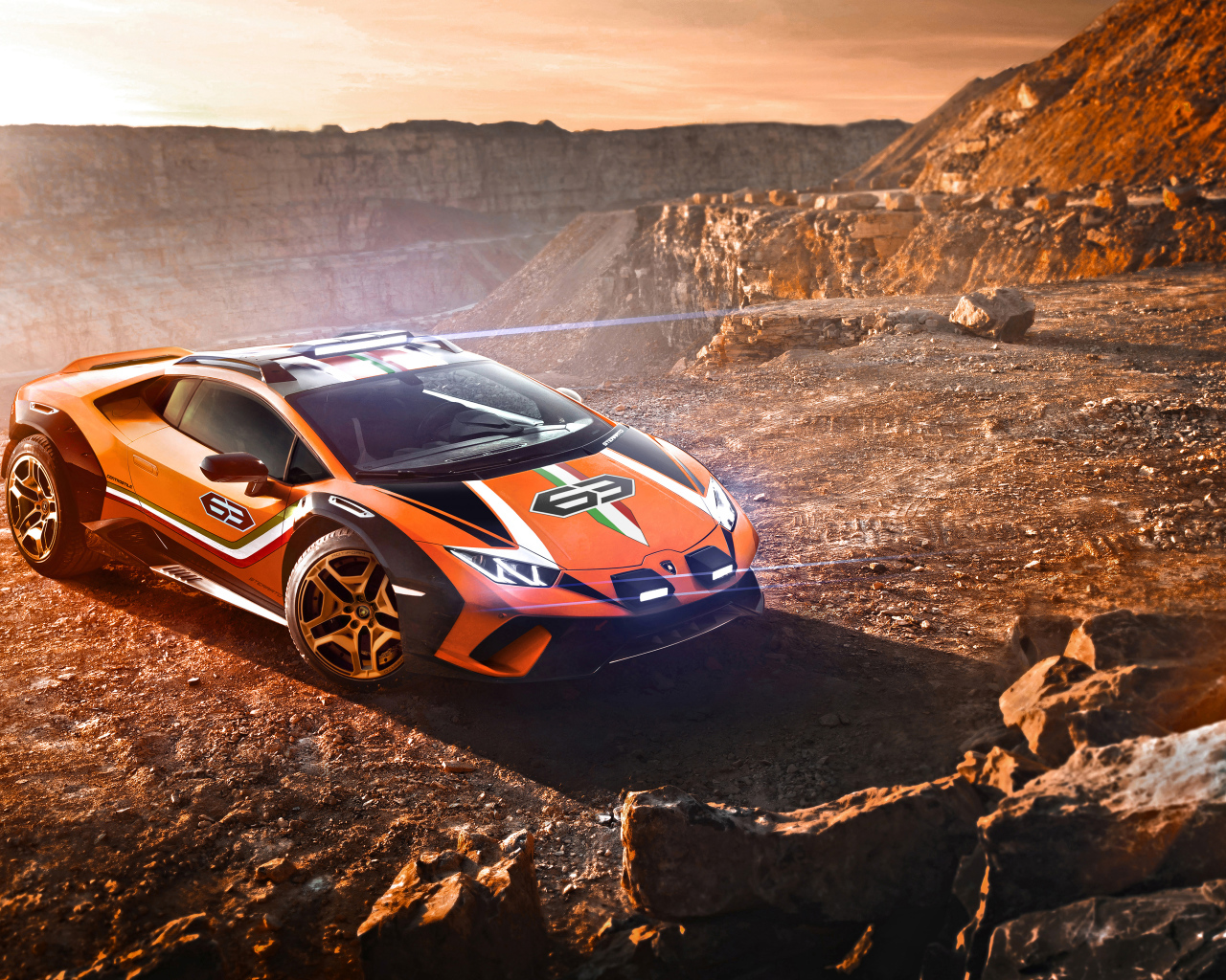 Спортивный автомобиль   Lamborghini Huracan Sterrato, 2019 года в горах