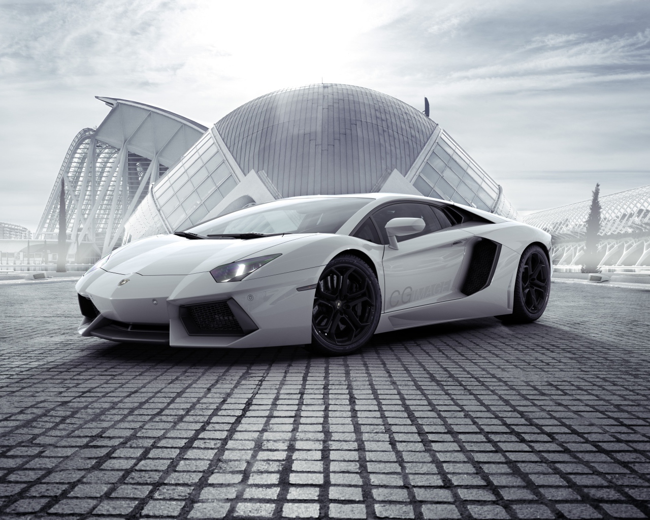 Спортивный серебристый автомобиль Lamborghini Aventador напротив здания