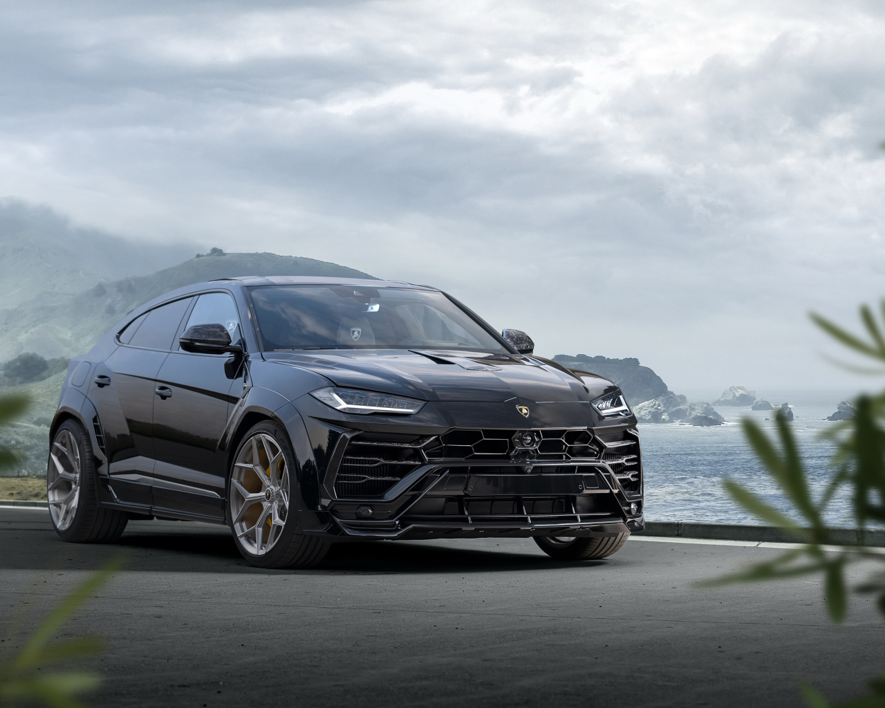 Стильный черный автомобиль  Lamborghini Urus Esteso 2019 года у моря