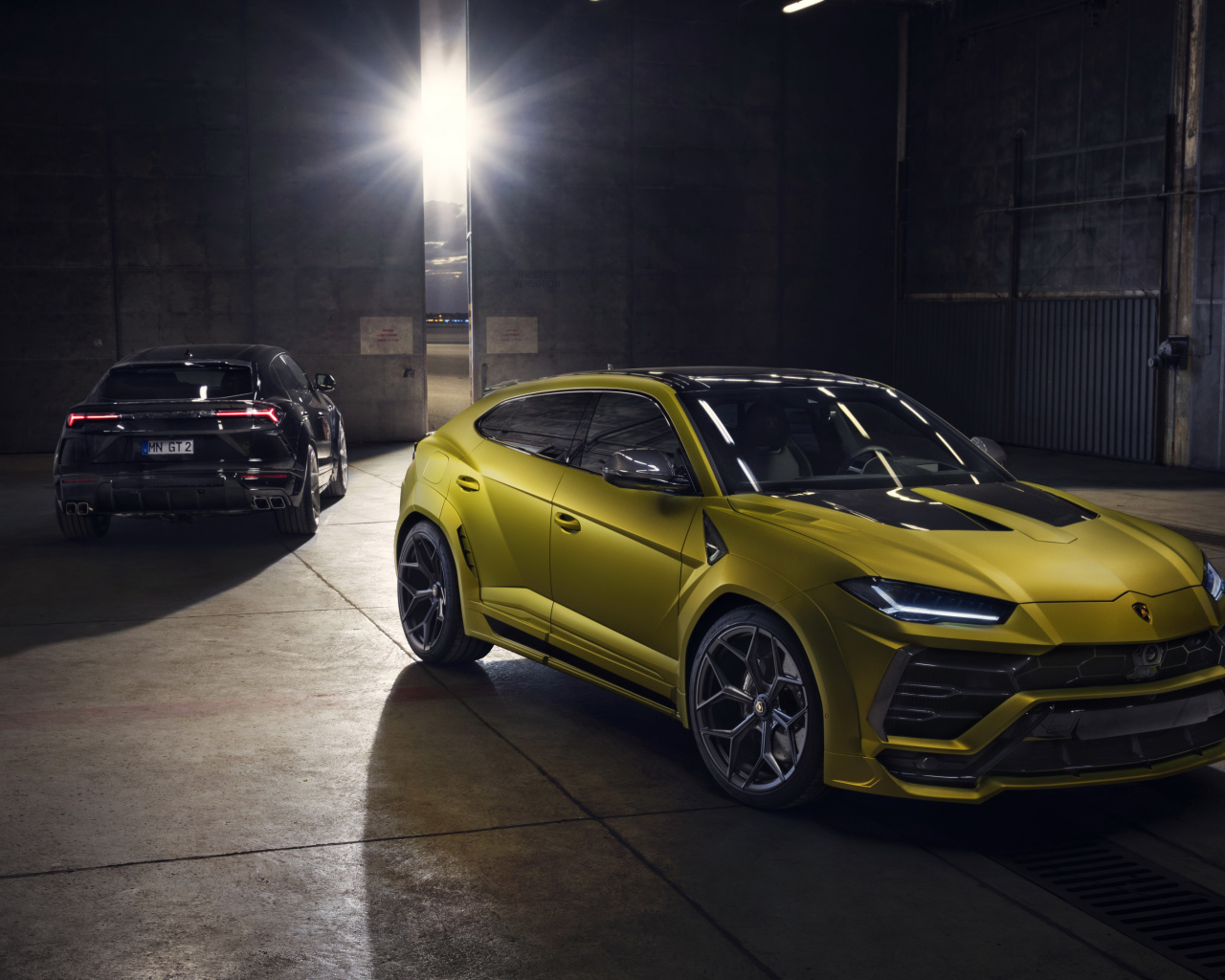 Два автомобиля Novitec Lamborghini Urus Esteso 2019 года в гараже