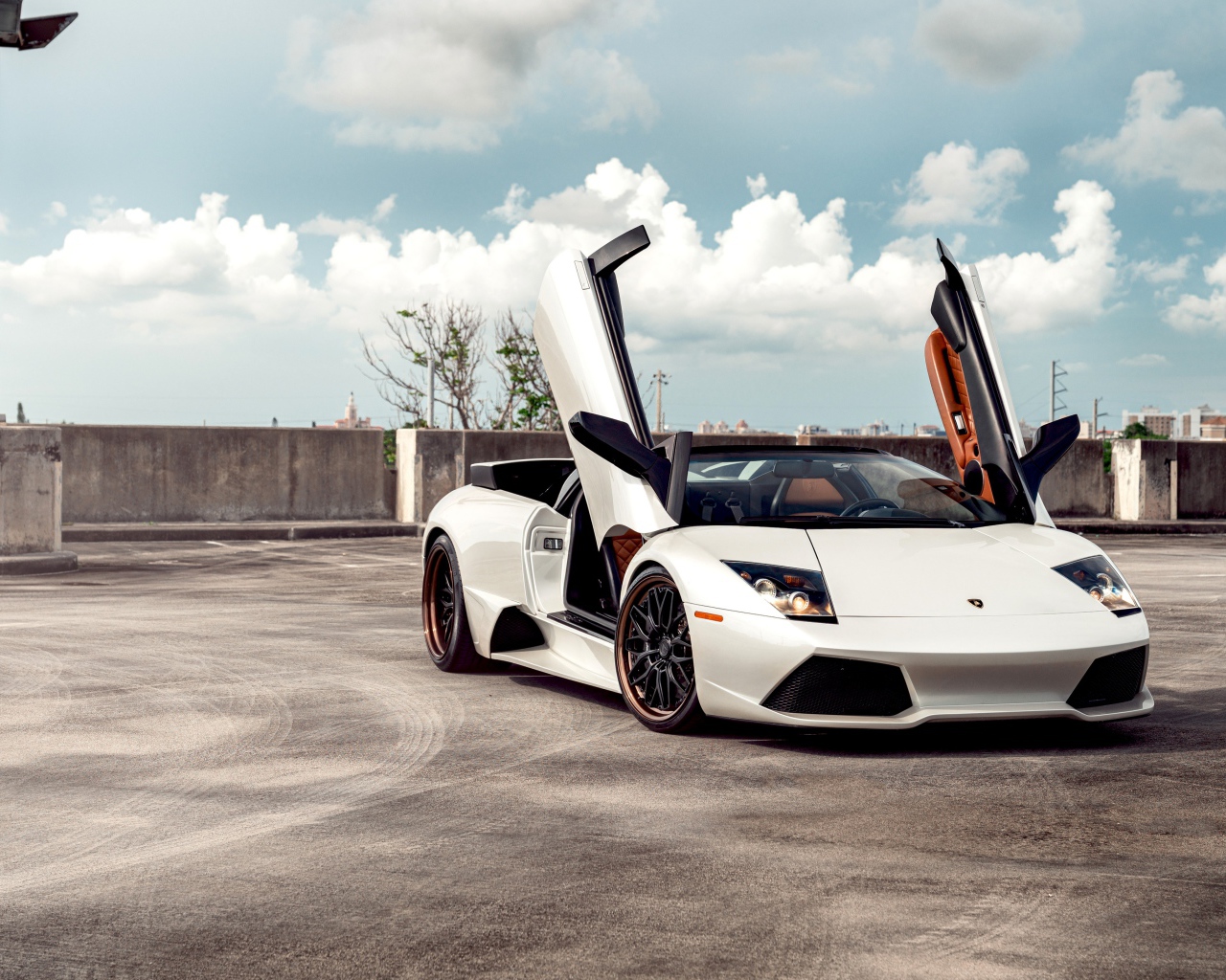 Белый автомобиль Lamborghini Murcielago с открытыми дверями