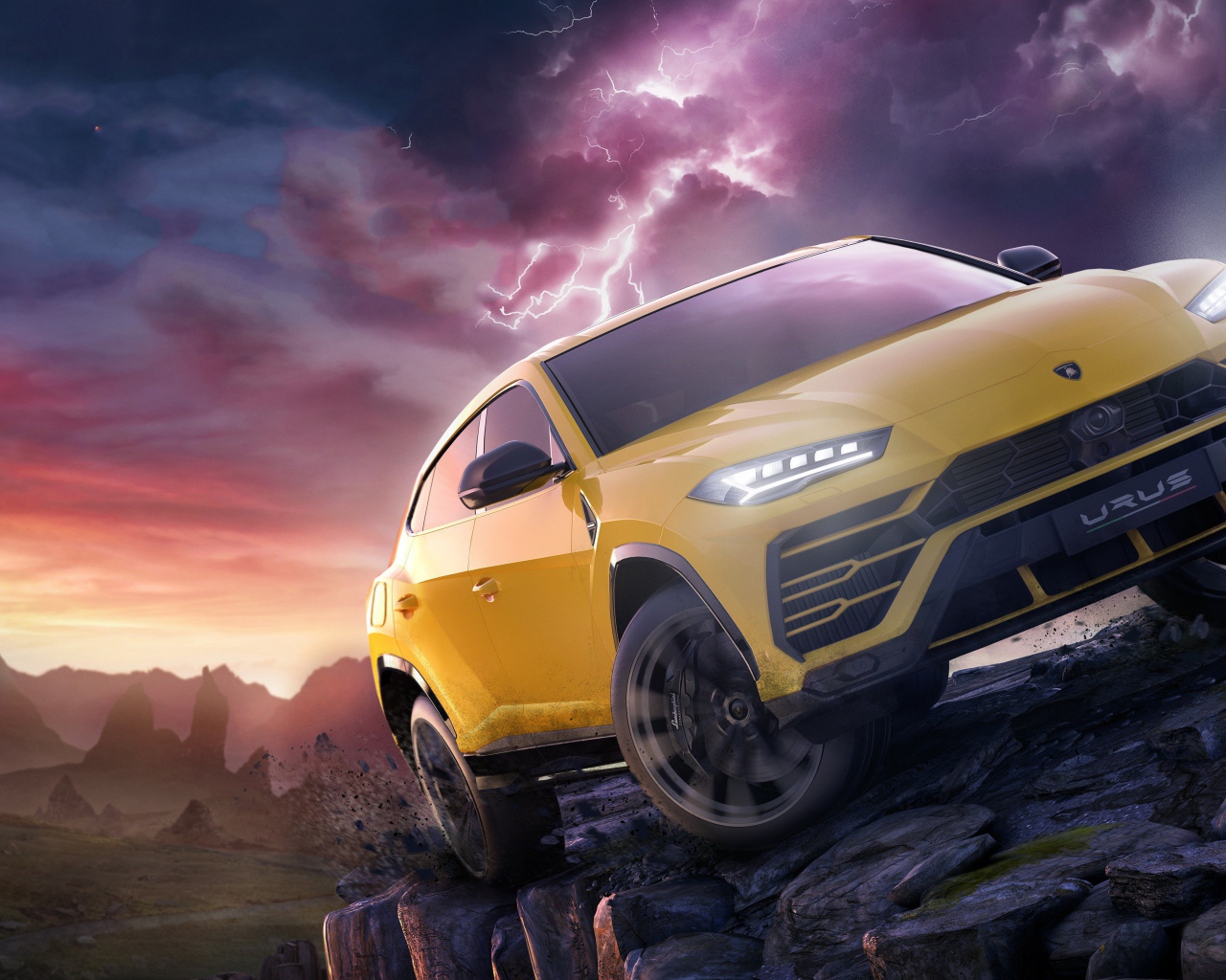 Желтый внедорожник Lamborghini Urus на фоне грозового неба