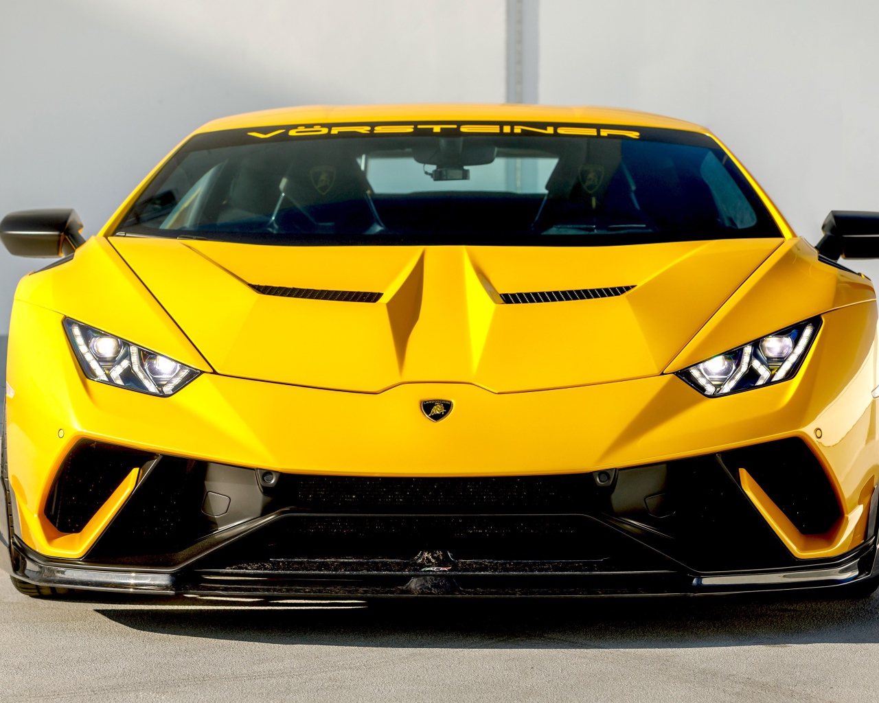 Желтый быстрый Lamborghini Huracan, 2019 года