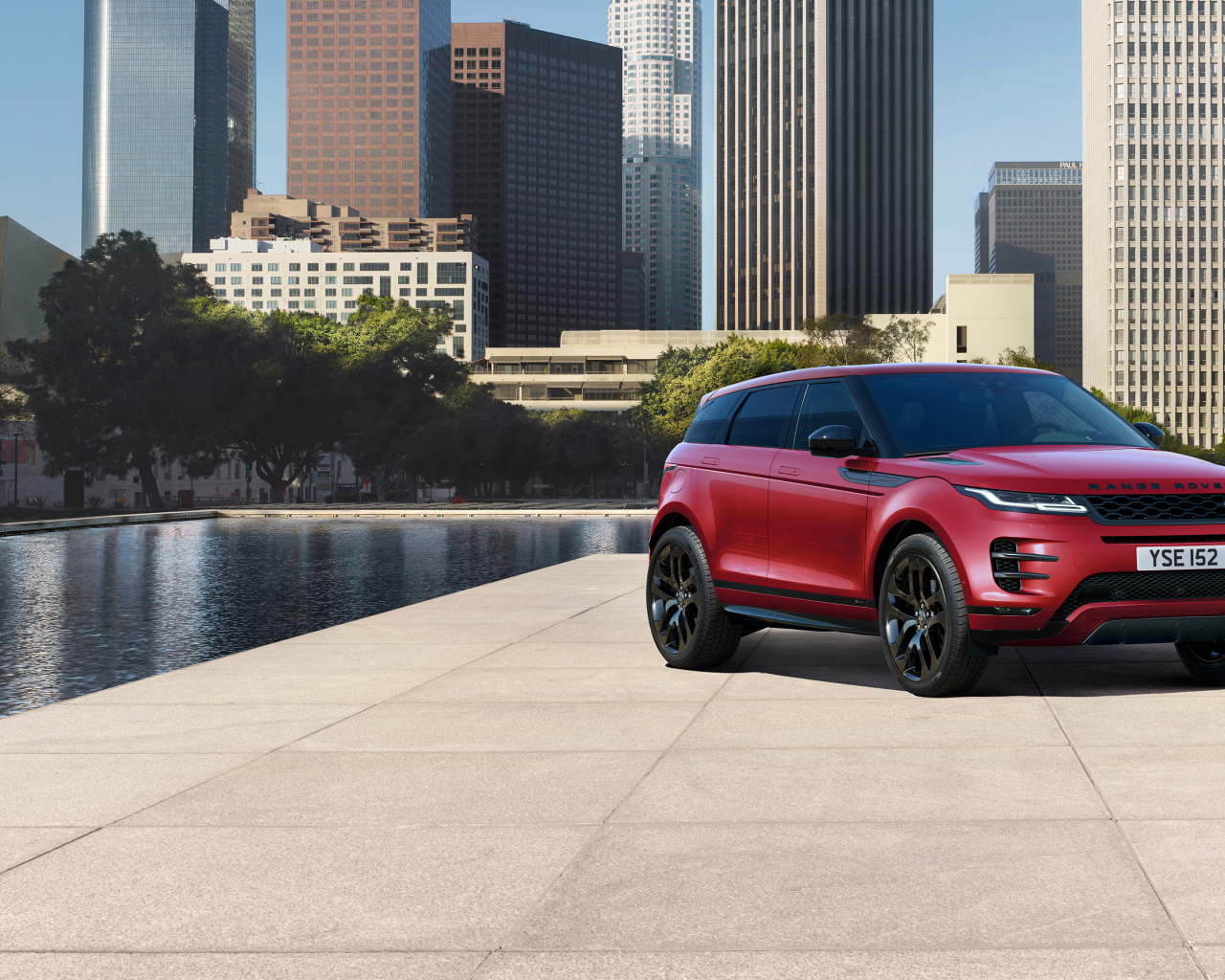 Красный внедорожник Range Rover Evoque D240 HSE R-Dynamic,  2019 года на фоне города