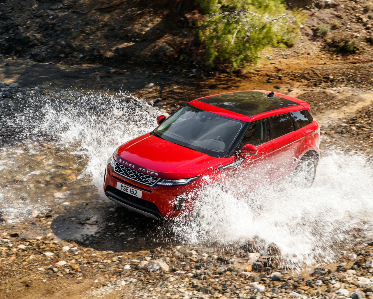 Красный внедорожник Range Rover Evoque D240 S 2019 года едет по воде
